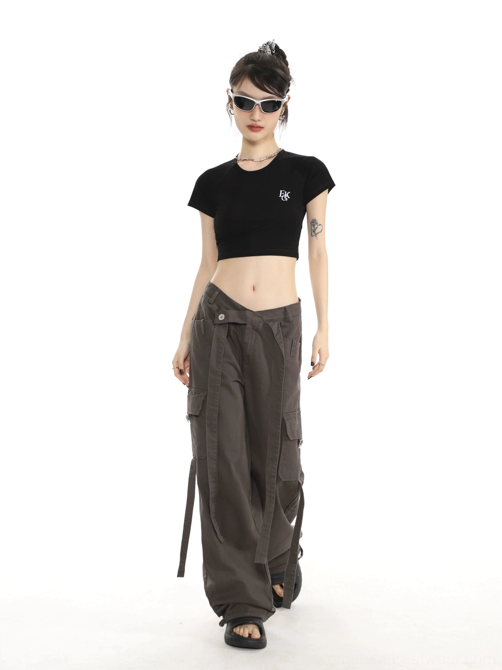 Y2K women’s cropped baby tee with minimalist embroidery and body-skimming fit