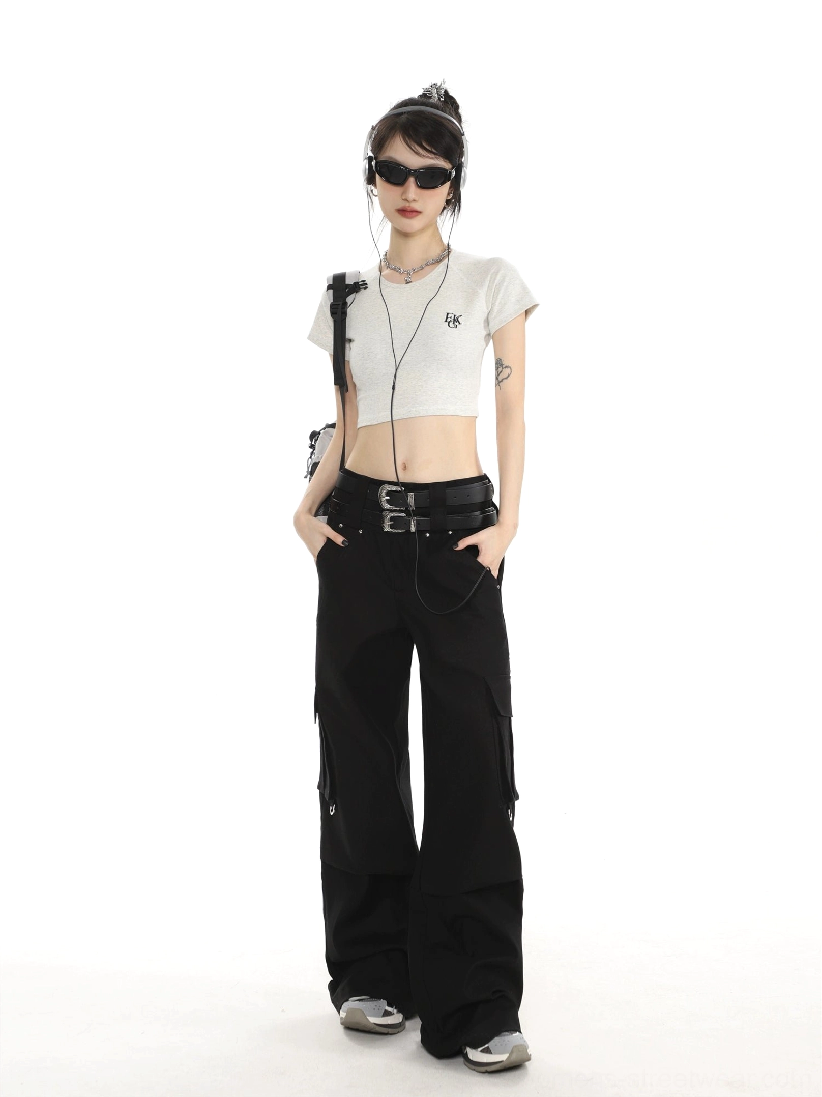 Women’s Y2K embroidered crop T-shirt with fitted silhouette and crew neckline