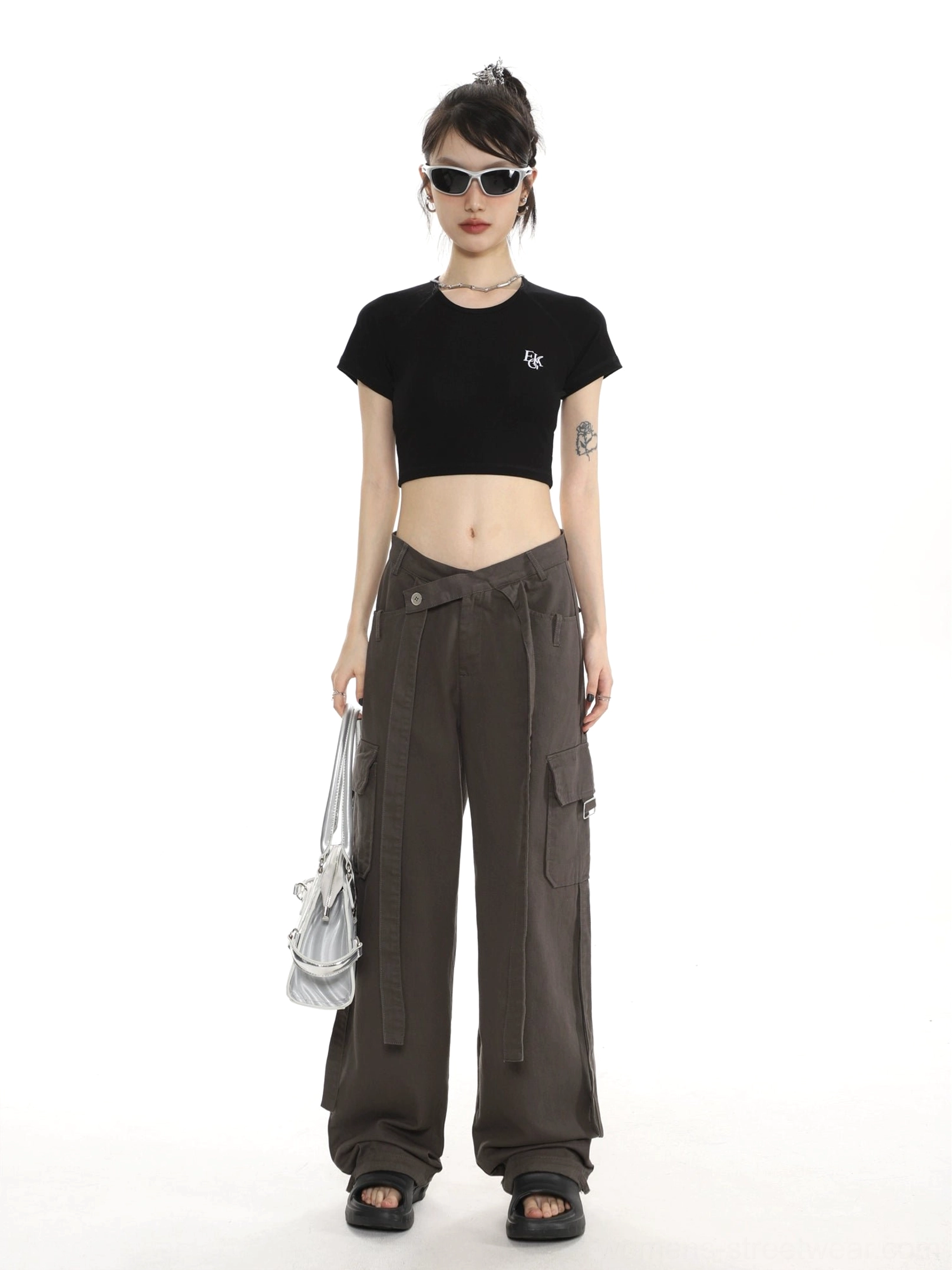 Fitted cropped Y2K T-shirt with subtle embroidered chest motif for women