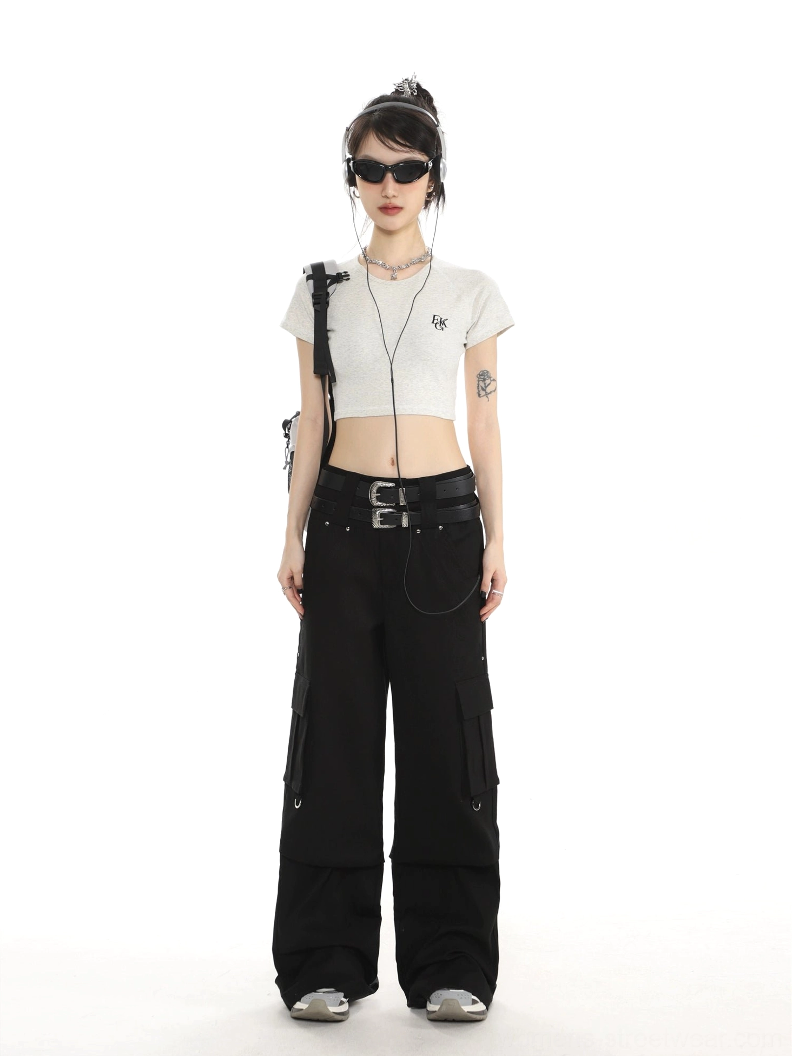 Embroidered cropped baby tee for women in Korean inspired Y2K streetwear style